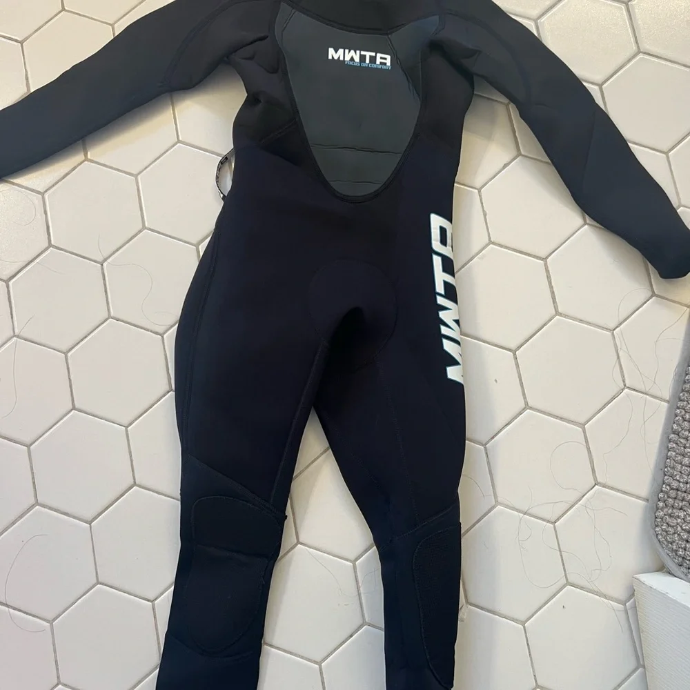 Child’s Wetsuit - Picture 1 of 2